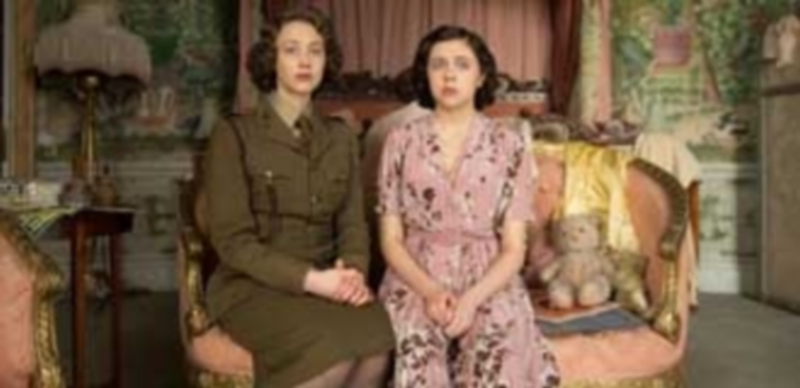 Sarah Gadon (i) interpreta el papel de la Reina Isabel II en ‘Noche real’. / Efe