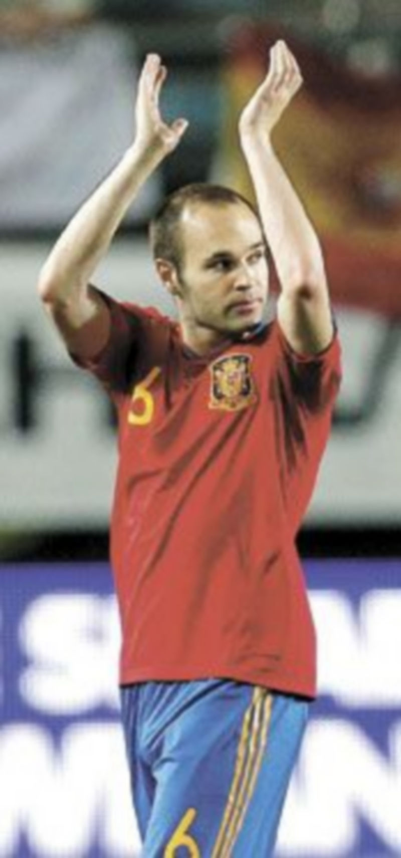 Iniesta llevará la batuta del equipo ante la ausencia de Xavi. / EFE