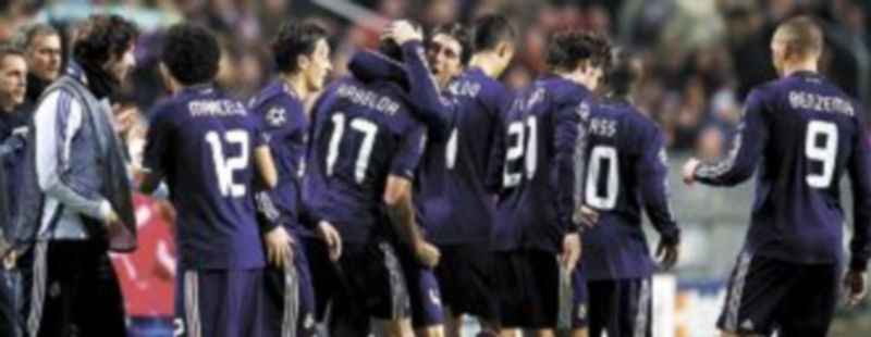 Los jugadores del conjunto español felicitan a Álvaro Arbeloa