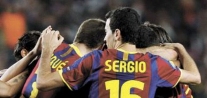 Los jugadores del Barcelona festejan el tanto del canterano Fontás. / EFE