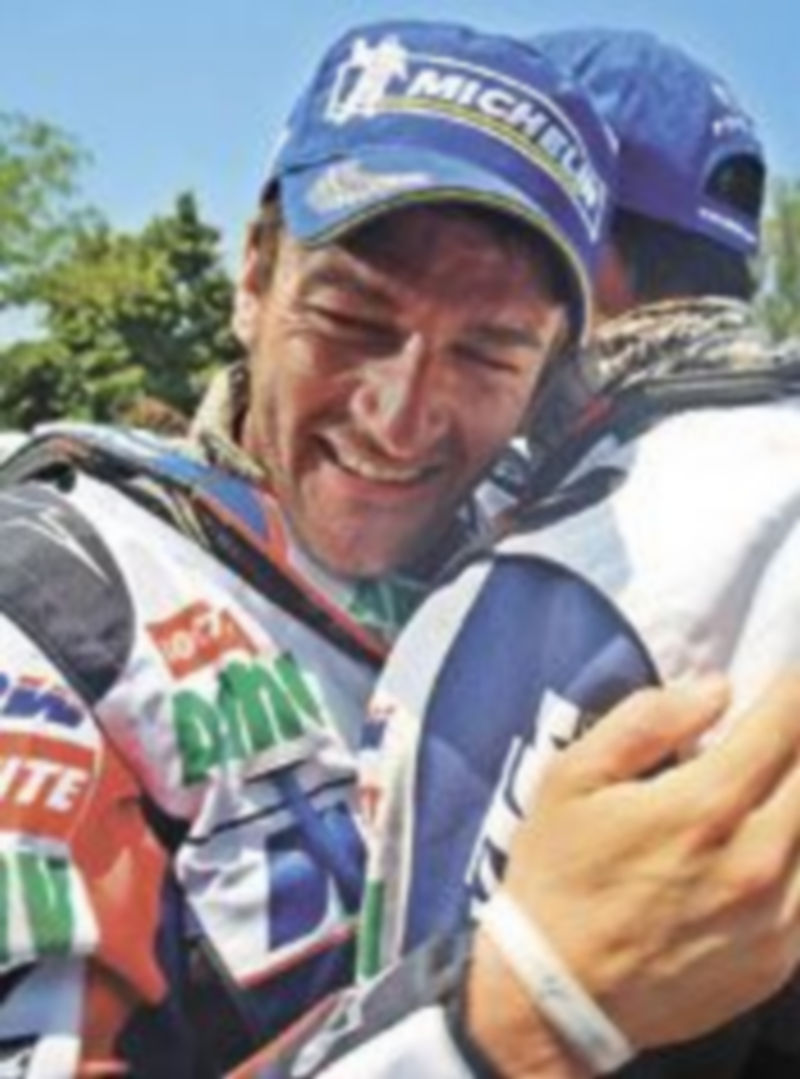 Marc Coma abraza a su ‘mochilero’