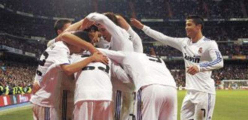 Los jugadores del conjunto blanco se abrazan tras el tanto del alemán Özil. / Efe