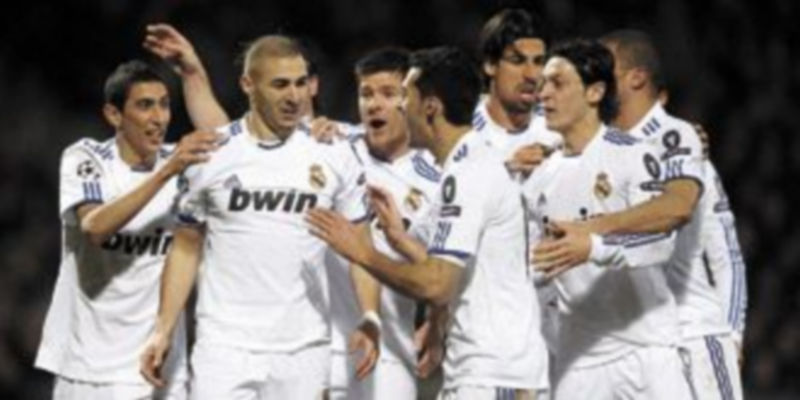 Los futbolistas del Real Madrid celebran la diana de Karim Benzema