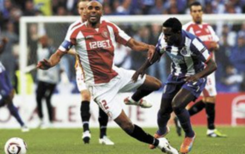 Frederic Kanouté no pudo impedir la decepción del Sevilla. / fernando veludo (Efe)