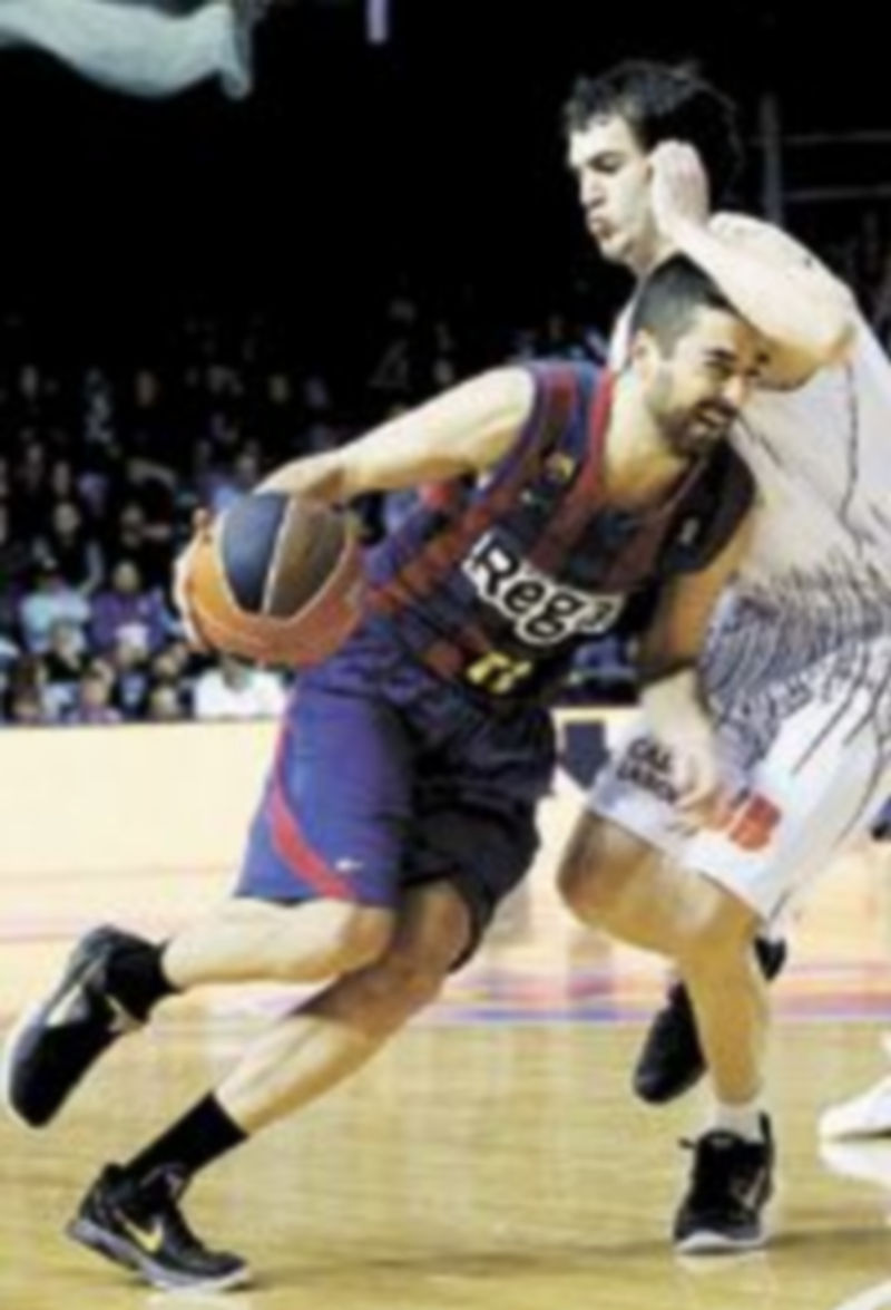 Juan Carlos Navarro entra a canasta ante la oposición de Pau Ribas. / Efe
