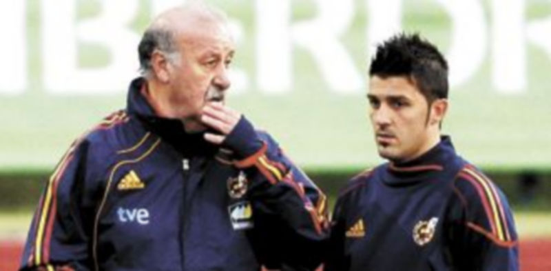 El entrenador podría dejar a Villa inicialmente en el banquillo. / REUTERS