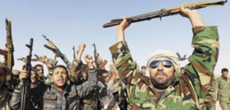 Soldados leales a Muamar el Gadafi saludan a los periodistas extranjeros en una visita a un campo de entrenamiento. / Reuters