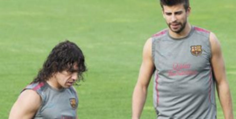 Puyol acelera su recuperación 1 Puyol da unos toques al balón junto a su compañero Gerard Piqué. / Efe