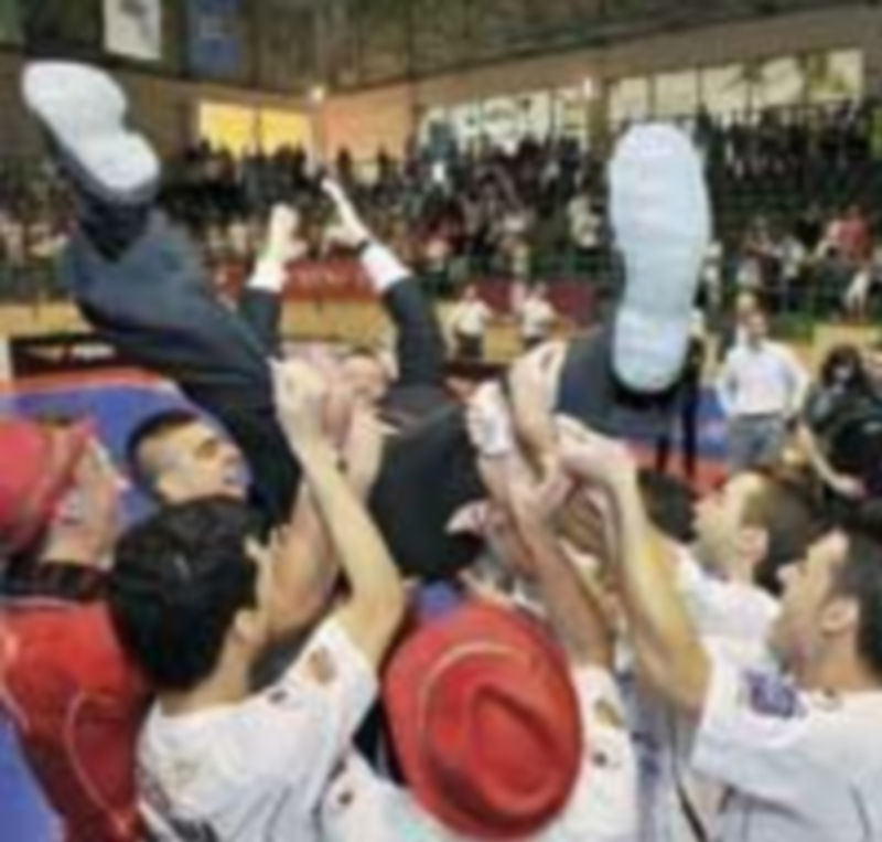 Jesús Velasco de nuevo fue manteado por los jugadores del Caja Segovia. / Kamarero.