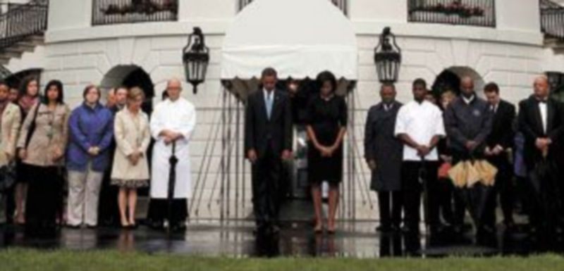 Obama y su esposa presidieron el minuto de silencio que se guardó en la Casa Blanca en recuerdo a las víctimas. / REUTERS
