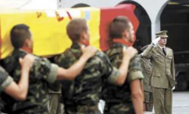 Don Felipe presidió el funeral de los dos militares que dieron su vida en la misión en Afganistán. / Efe