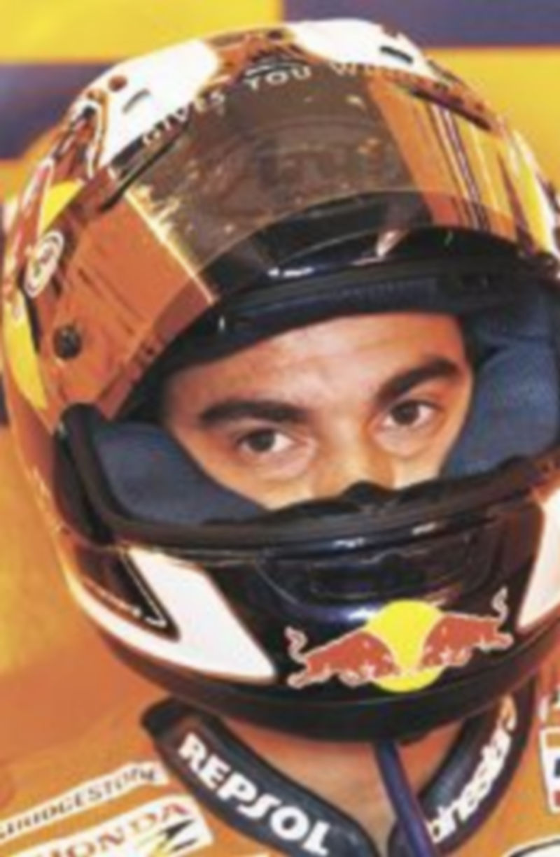 Dani Pedrosa piensa en la estrategia para vencer. / Reuters