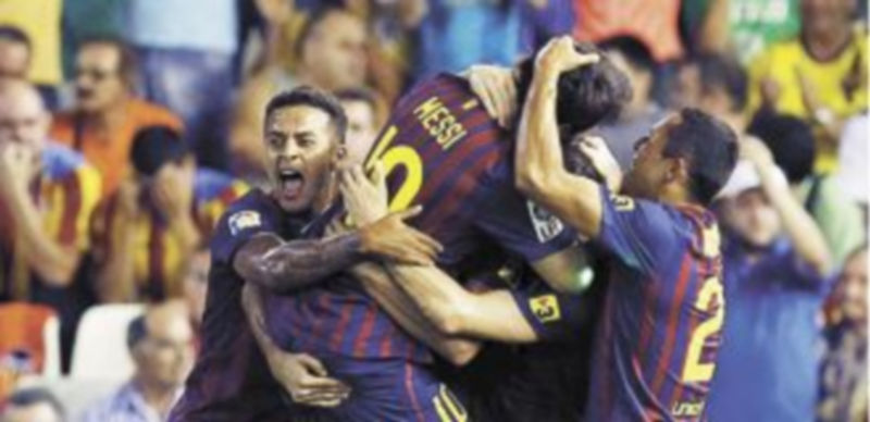 Los ‘culés’ celebran con júbilo en gol de Cesc en el minuto que les dio un punto ante los valencianistas. / Efe.