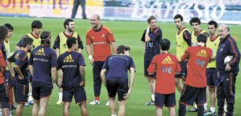 El grupo atiende a la charla que el seleccionador Vicente del Bosque comparte con sus jugadores sobre el césped del estadio Rico Pérez de Alicante. / Efe.
