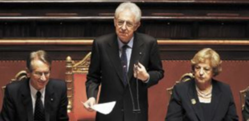 Mario Monti se rodeó de los miembros de su Gabinete para su primera intervención en el Senado como primer ministro y titular de Economía. / Reuters.