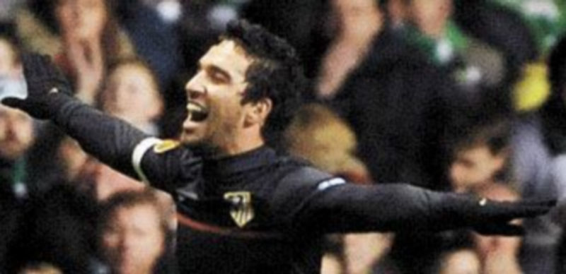 El centrocampista turco celebra el gol en el Celtic Park. / Reuters