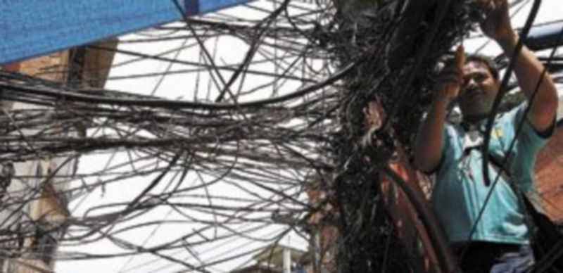 Un operario de telefónia trabaja en una de las favelas de Río de Janerio. / Efe