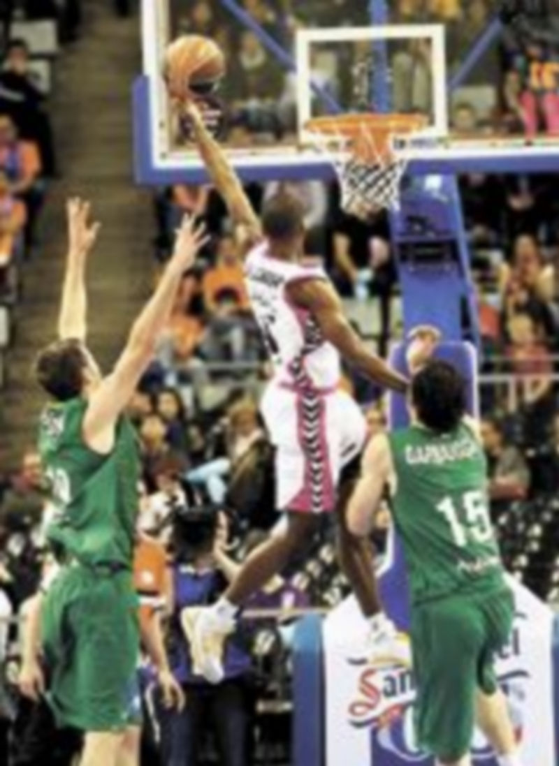 Calloway entra a canasta ante la pasividad rival. / E. Press