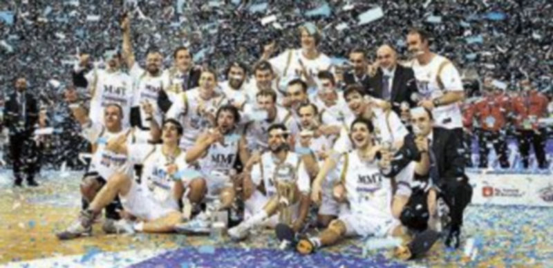 La plantilla del conjunto ‘merengue’ posa con el trofeo conquistado en la Ciudad Condal frente al Barcelona.