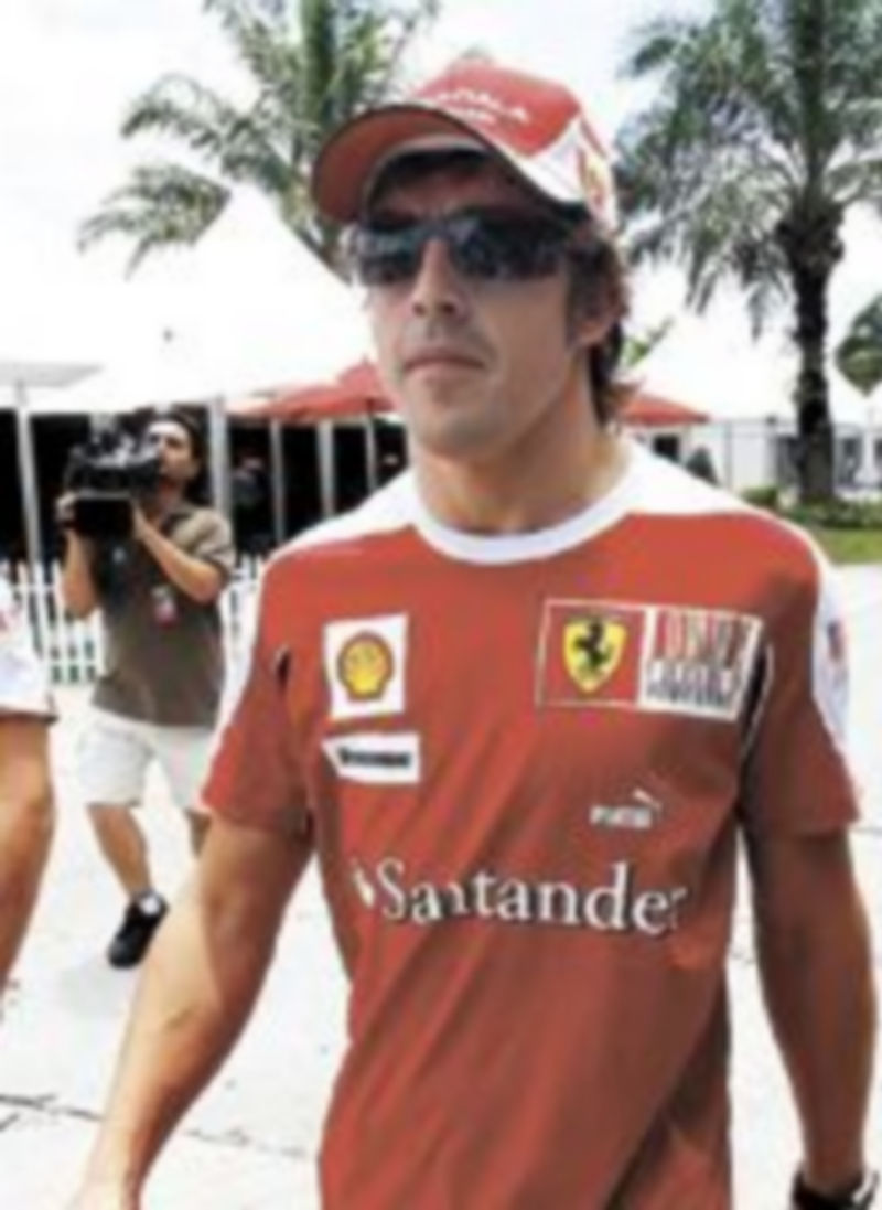 El asturiano se mostró impaciente por subirse al monoplaza. / Reuters.