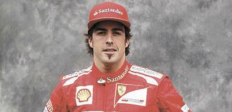 Alonso posó para los medios antes de la rueda de prensa. / Reuters.