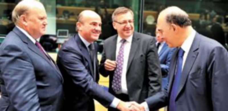 El ministro Luis de Guindos saluda y cambia impresiones con sus homólogos europeos