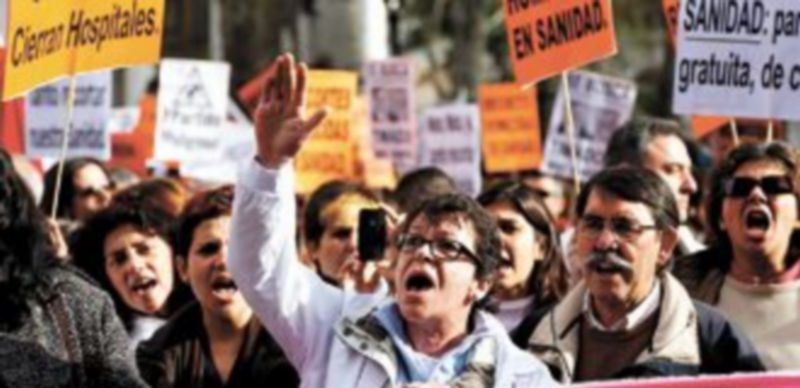 Cientos de manifestantes se congregaron ayer ante el Ministerio de Sanidad para pedir a la ministra que interceda en el conflicto madrileño. / Europa Press