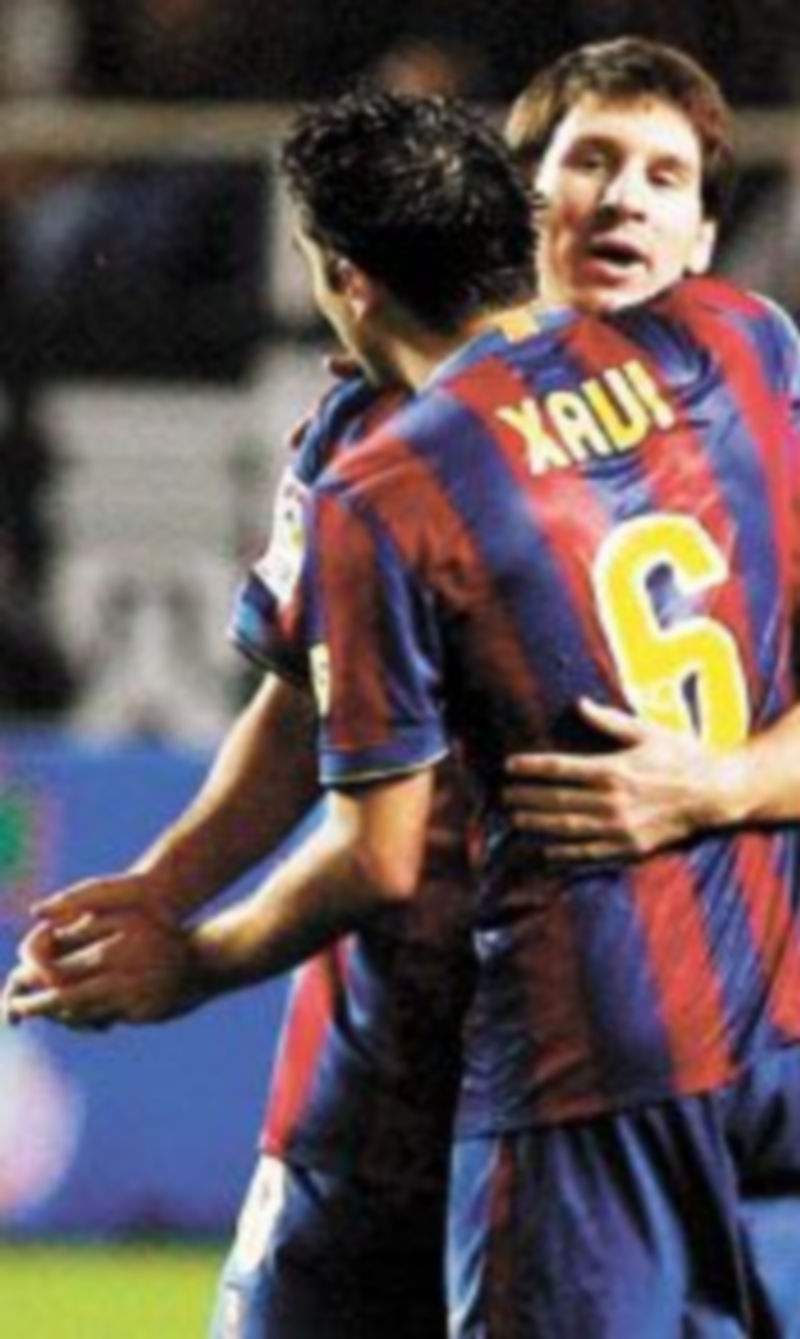 Messi y Xavi volverán a jugar frente al conjunto andaluz. /Reuters