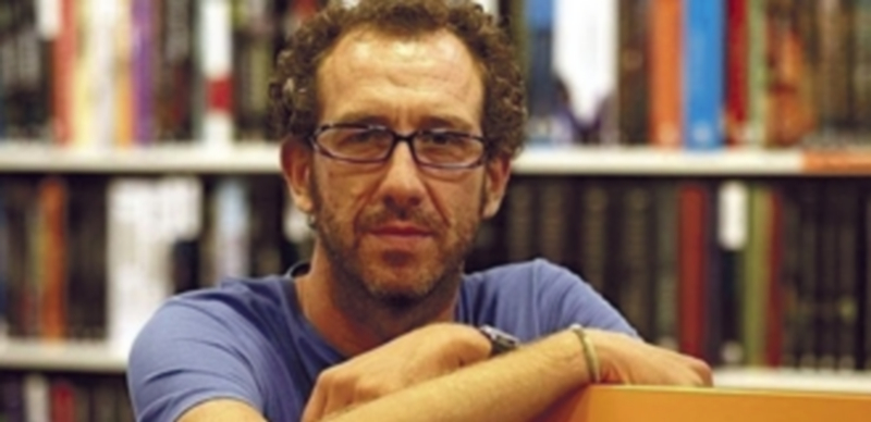 El escritor Menéndez-Salmón posa en una librería el día de la presentacion de su obra ‘Panóptico’./ EP