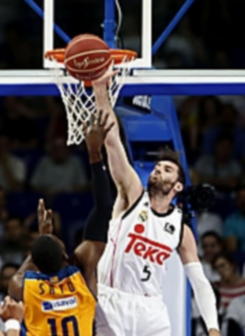 Rudy Fernández (derecha) intenta taponar el tiro del ‘taronja’ Romain Sato. / EFE