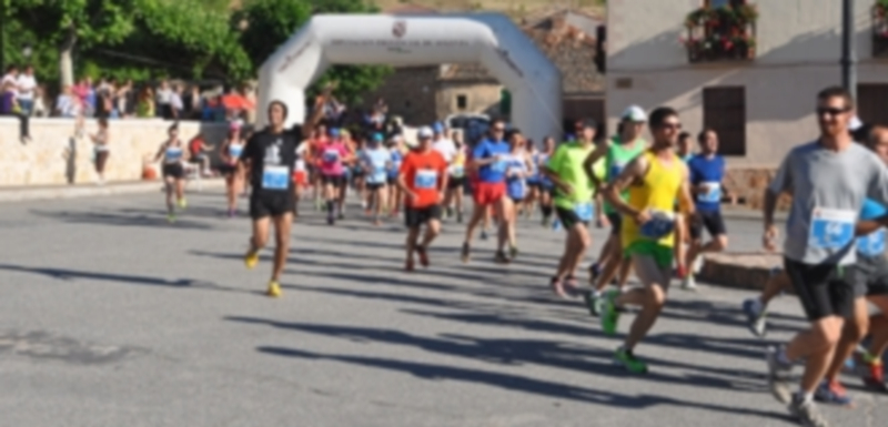 Los atletas de la prueba grande toman la salida desde la plaza de Torreiglesias. / La Pirona