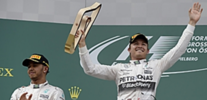 Nico Rosberg (d) celebra su victoria en el circuito Red Bull acompañado por su compañero de equipo y rival por el Mundial de pilotos