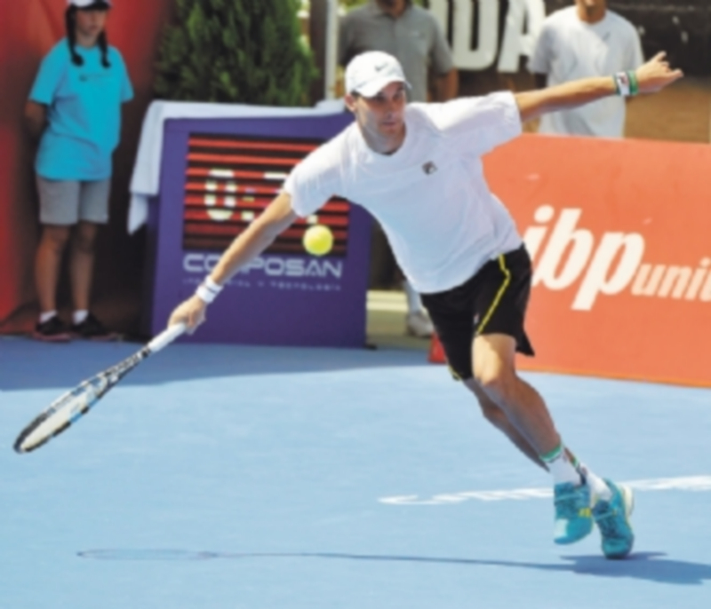 Evgeny Donskoy trata de devolver una bola lanzada por Jorge Hernando en el encuentro que se disputó en la pista central. / Pedro L. Merino