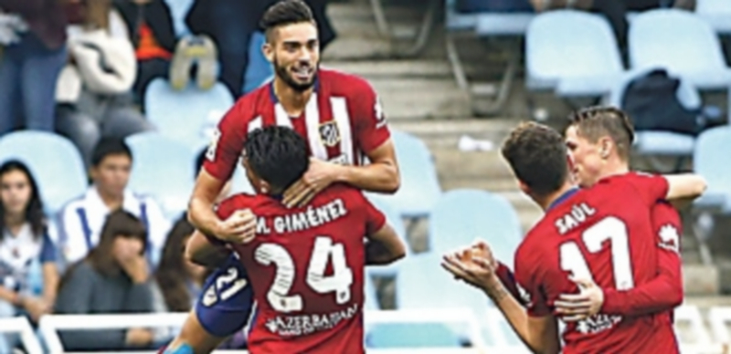 El Atlético recibe al Astana para olvidar la derrota contra el Benfica 1 Carrasco celebra con Giménez su primer gol como rojiblanco en Anoeta. / EFE