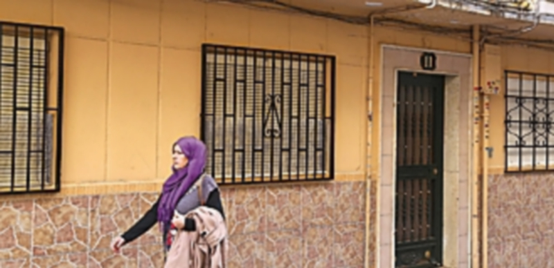 Portal de una de las viviendas que fue ayer registrada por la Guardia Civil en la localidad gaditana de Algeciras. / Efe