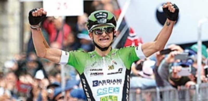 Giulio Ciccone celebra su victoria en la meta de Sestola en una jornada que dejó el abandono de Mikel Landa. / EFE