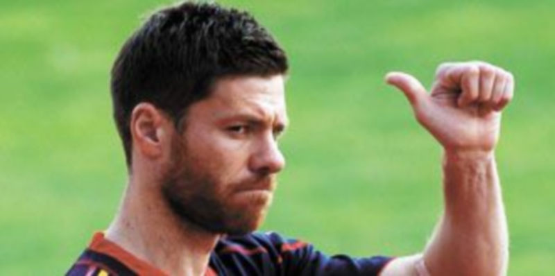 Xabi Alonso cree que los entrenamientos en Austria ayudan a acostumbrar el cuerpo de cara al clima de Sudáfrica. / Efe