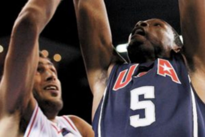 Durant entra a canasta ante la oposición de Ehadadi. / Jeff Haynes (Reuters)