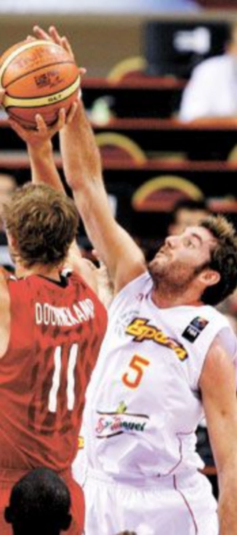 El alero balear Rudy Fernádez intenta robar el balón al canadiense Aaron Doornekamp. / EFE