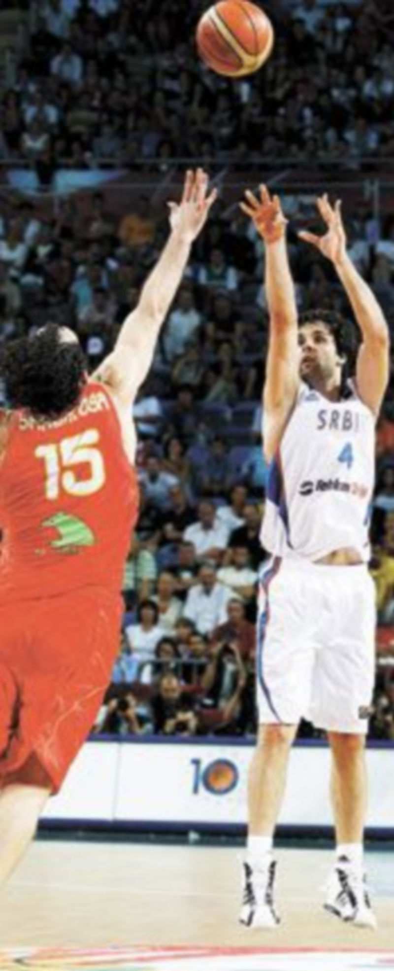 Teodosic lanza el triple que dejó al combinado español en la cuneta. / Reuters