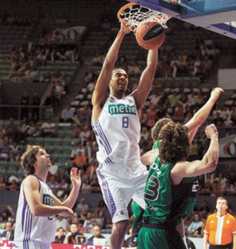 Winston realiza un espectacular mate. / V.L. (Efe)