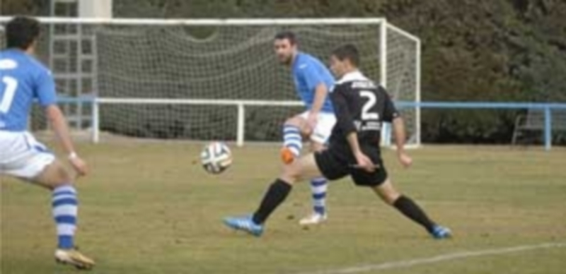 Una escopeta de feria que acertó seis veces 1 Mario envía el balón a un compañero ante la oposición de un defensa. / JUAN MARTÍN