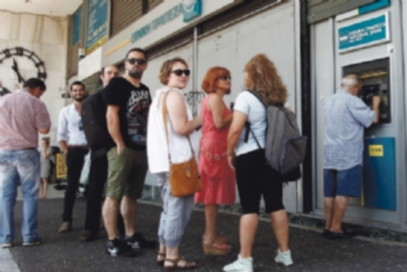 El ‘corralito’ impuesto en los bancos griegos está afectando a la población. / EFE