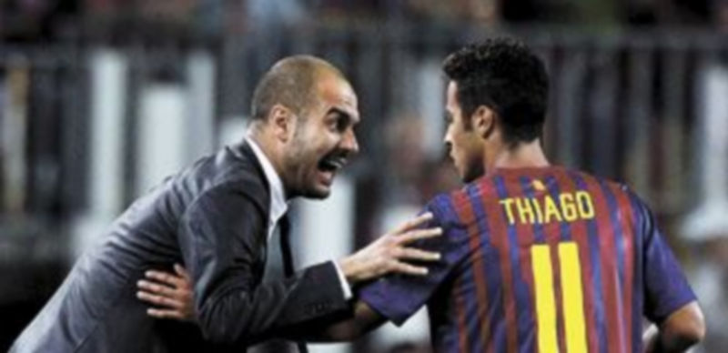 Thiago estará en el centro del campo ante la baja de Andrés Iniesta. / Reuters.