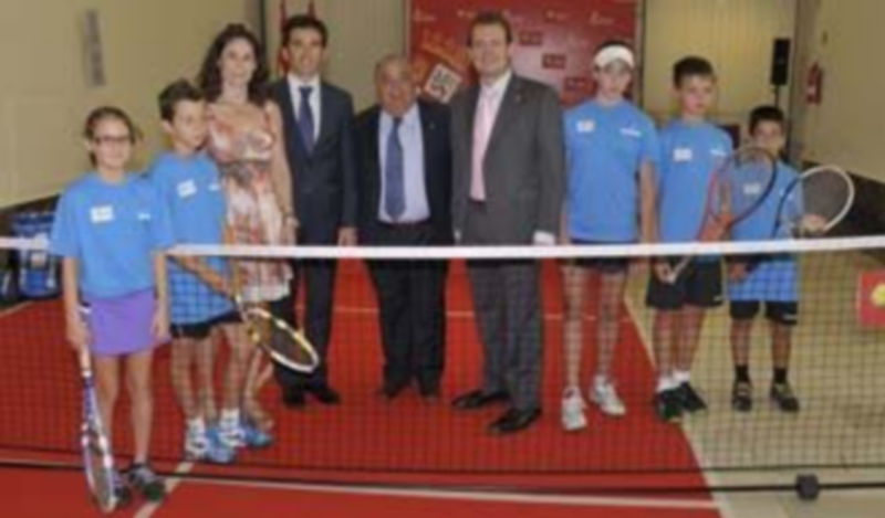 Representantes de la Junta de Castilla y León y del comité organizador del torneo posan con cinco tenistas del Club de Tenis Valladolid 2006 momentos antes de la presentación.  / Juan Martín
