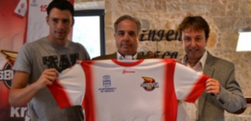 Rafael Encinas (centro) y Alberto Sanz ‘Mordi’ (izquierda) posan con la nueva equipación junto con David Lobo