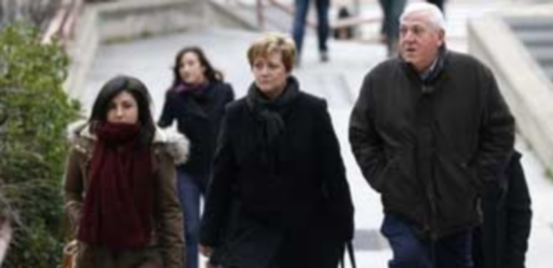 Familiares de una de las víctimas del Madrid Arena a su llegada al juicio. / Efe