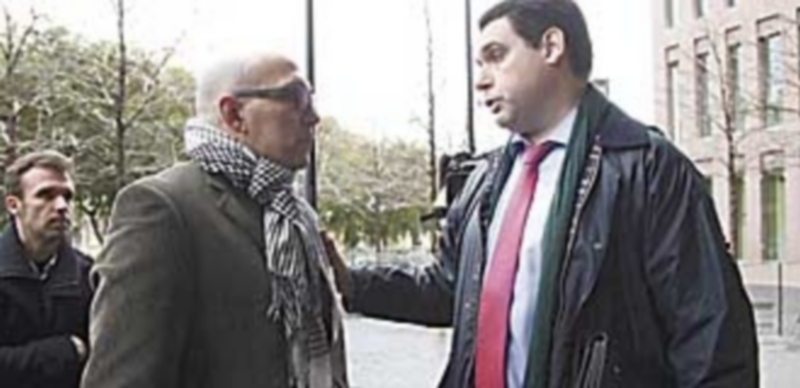 El padre de uno de los alumnos del centro de los Maristas Sants-Les Corts junto al abogado Iván Fernández. / Efe
