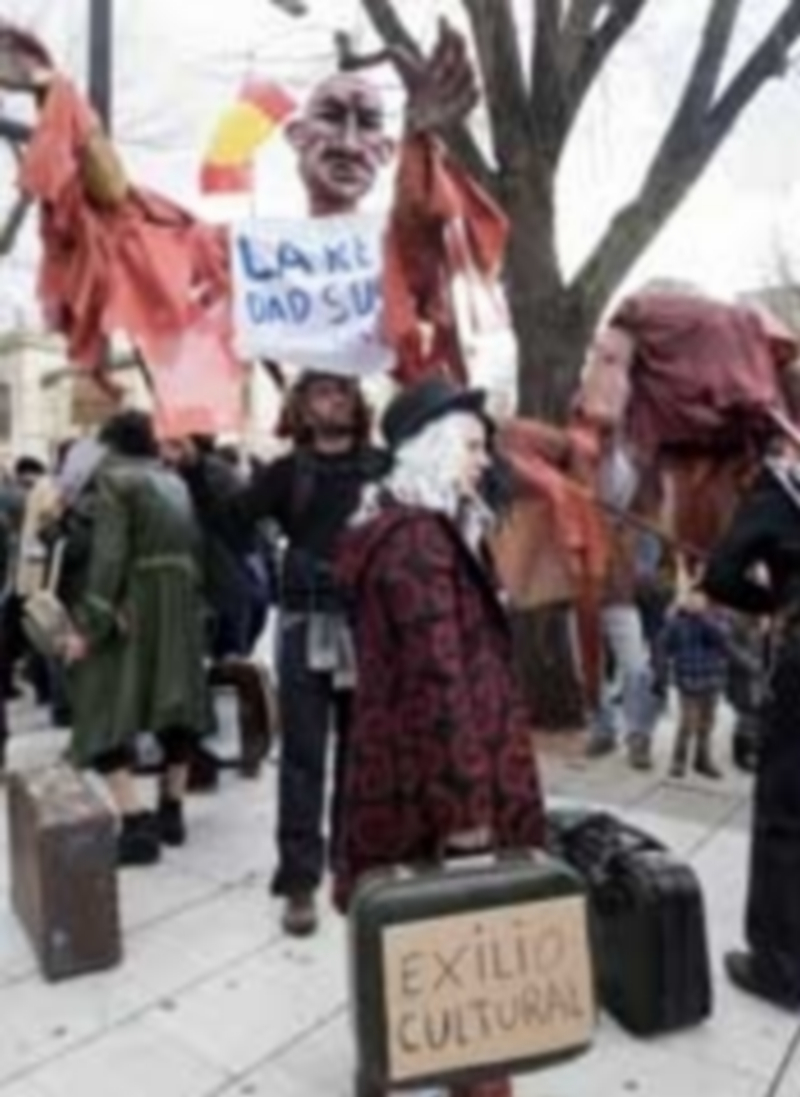 Manifestación de titiriteros a favor de la libertad de expresión. / Efe