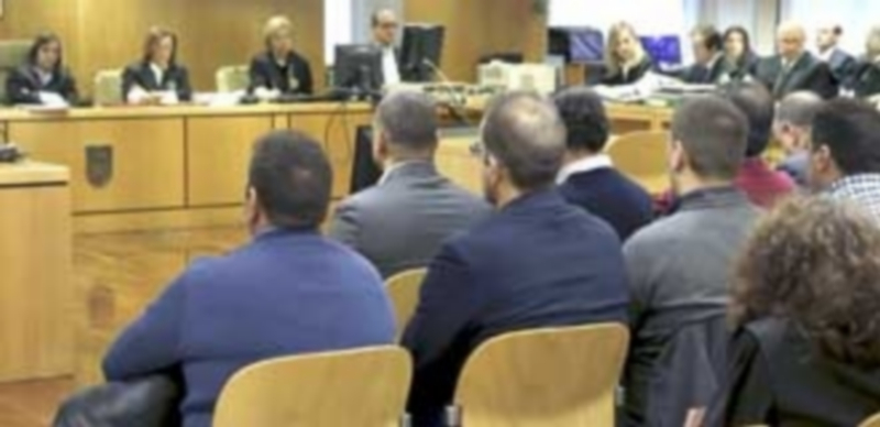 Algunos de los acusados durante la celebración del juicio por la tragedia del Madrid Arena en noviembre de 2012. / Efe